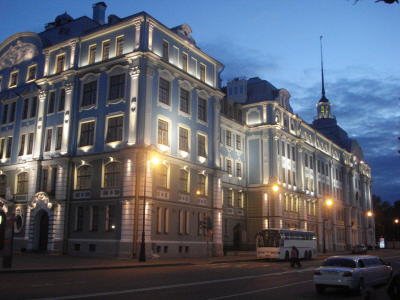 Здание Нахимовского училища напротив Авроры
