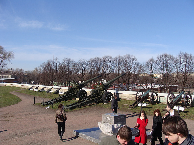 152 мм. гаубицы образца 1938 г. выполняли роль сигнальных орудий в Петропавловской крепости. Сняты с дежурства из-за отсутствия боеприпасов.
