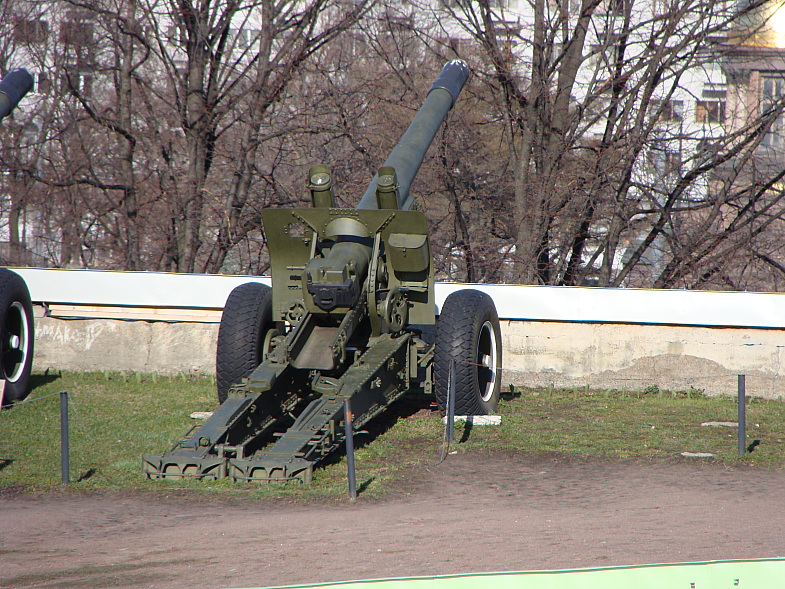 152-мм гаубица обр.1938г. ныне музейный экспонат в Петропавловской крепости. Ранее много лет была сигнальным орудием.