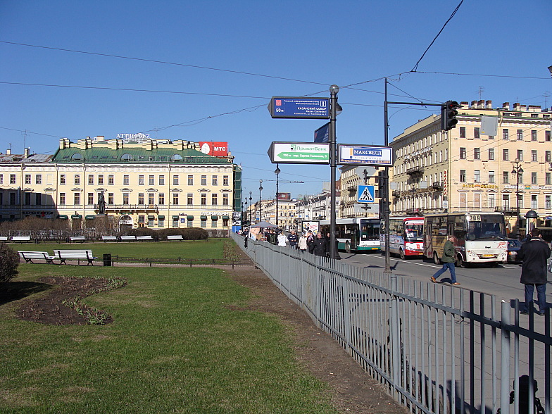 Невский проспект в районе Казанского собора.